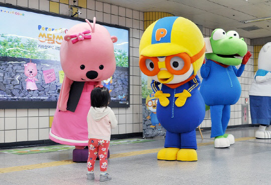 6일 서울 지하철 6호선 공덕역 대합실에서 한 어린이가 대국민 코로나19 극복 응원 캠페인 '쓰담쓰담 대한민국'을 홍보하고 있는 뽀로로 캐릭터를 바라보고 있다.